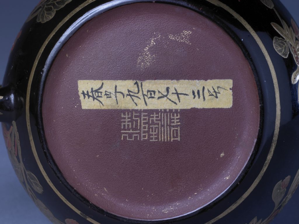 图片[2]-Yixing kiln purple sand body black paint painted with gold chrysanthemum pattern holding pot-China Archive